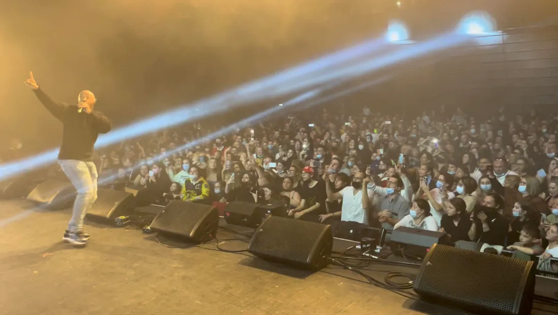 Soprano interprète "Le Coach" devant le public nîmois.